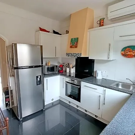 4-sided House, Sleeps 10 With Swimming Pool And Sauna Villa
