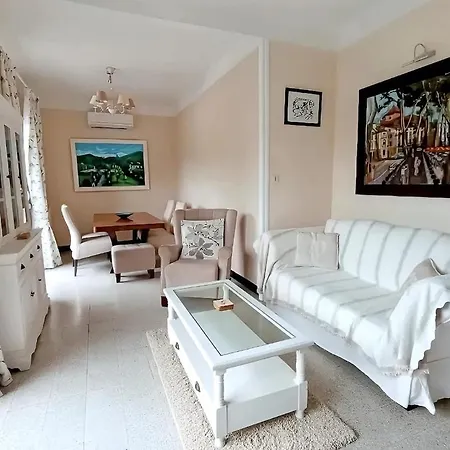 4-sided House, Sleeps 10 With Swimming Pool And Sauna Villa *