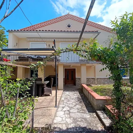 4-sided House, Sleeps 10 With Swimming Pool And Sauna *