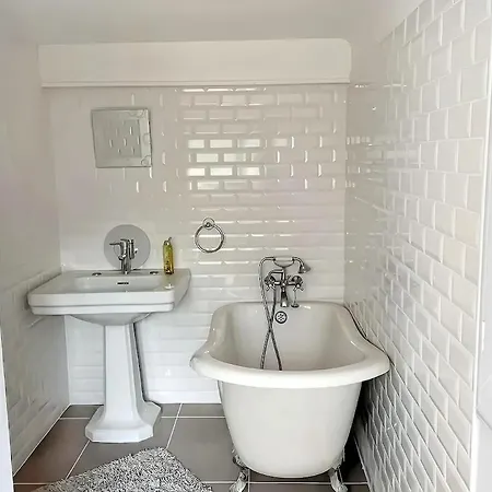 4-sided House, Sleeps 10 With Swimming Pool And Sauna Villa *