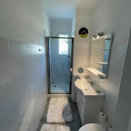 4-sided House, Sleeps 10 With Swimming Pool And Sauna *