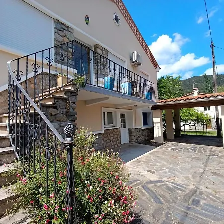 4-sided House, Sleeps 10 With Swimming Pool And Sauna
