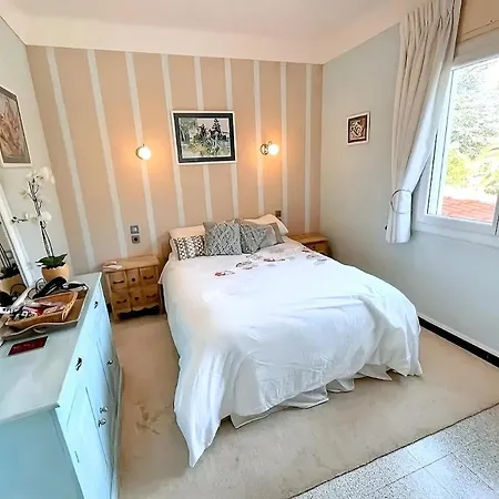 4-sided House, Sleeps 10 With Swimming Pool And Sauna Villa