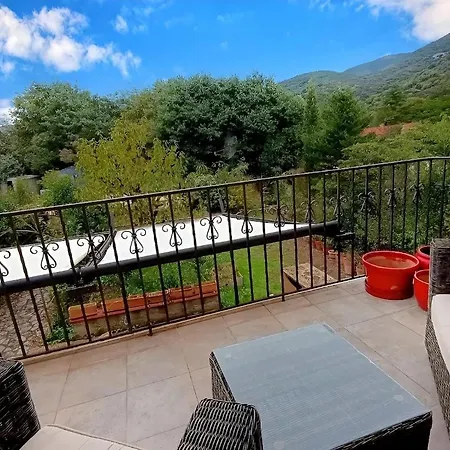 4-sided House, Sleeps 10 With Swimming Pool And Sauna *
