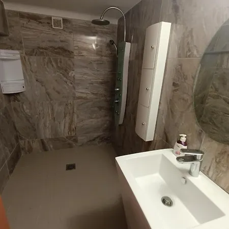 4-sided House, Sleeps 10 With Swimming Pool And Sauna * Arles-sur-Tech