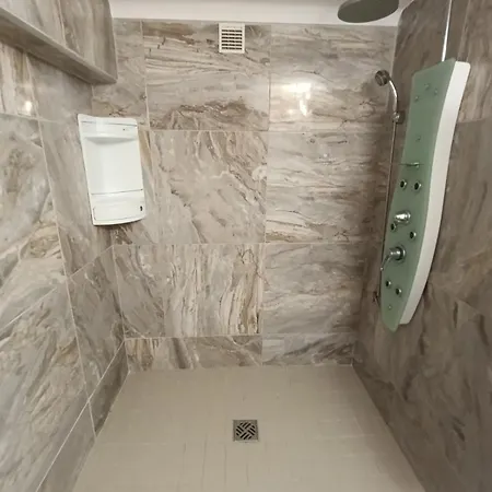 4-sided House, Sleeps 10 With Swimming Pool And Sauna *
