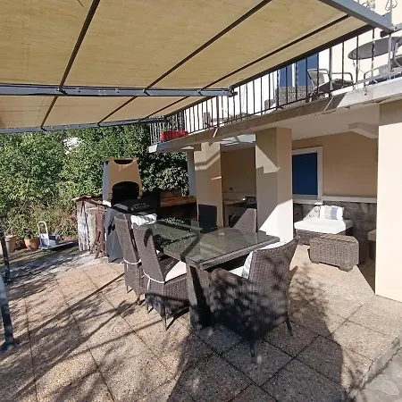 4-sided House, Sleeps 10 With Swimming Pool And Sauna
